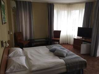 Отель Hotel Lazuren Briag Бургас Двухместный номер с 1 кроватью или 2 отдельными кроватями и видом на море-3