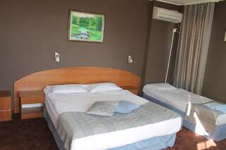 Отель Hotel Lazuren Briag Бургас Двухместный номер с 1 кроватью или 2 отдельными кроватями и видом на море-12