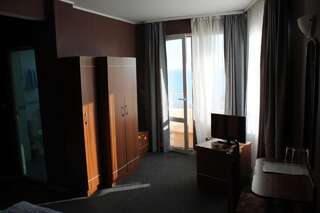 Отель Hotel Lazuren Briag Бургас Двухместный номер с 1 кроватью или 2 отдельными кроватями и видом на море-13
