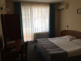 Отель Hotel Lazuren Briag Бургас Двухместный номер с 1 кроватью или 2 отдельными кроватями-1
